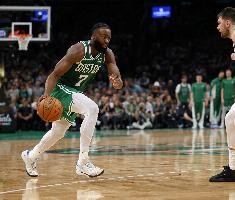 名记：多队幻想杰伦-布朗今夏可交易 但绿军仍坚定以双探花为核心