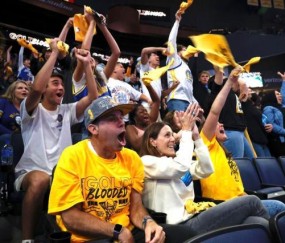 【现场】恐怖声浪淹没对手 勇士主场无敌秘诀很简单