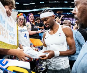 开云体育-雷霆晒亚历山大等球员为客场雷霆球迷签名&amp;amp;合影的瞬间